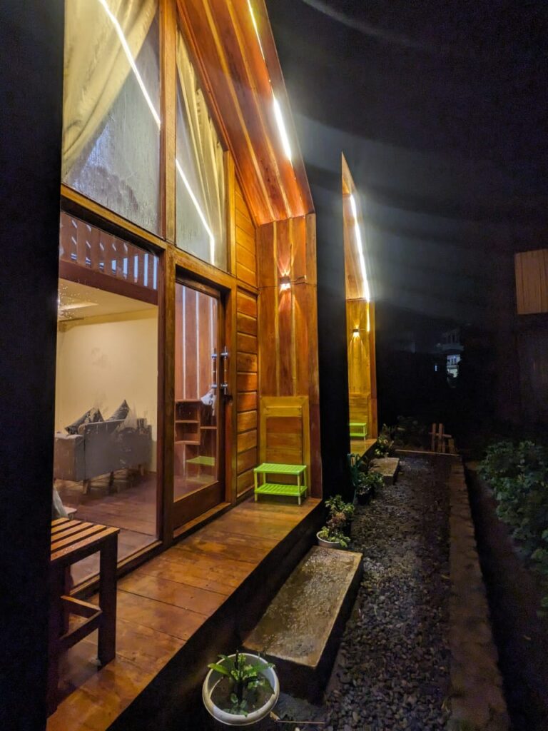 Tampak luar penginapan cabin dieng kayu