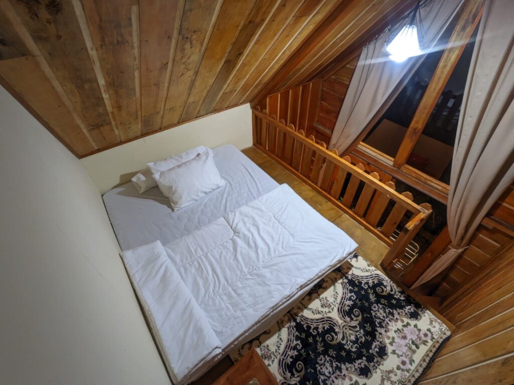 Kamar Atas Penginapan Cabin Dieng Kayu